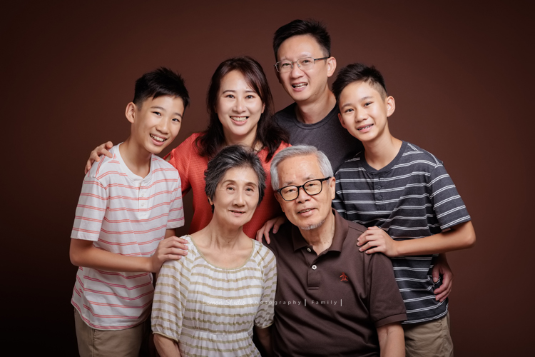 Cindy媽麻一家第三次來拍家庭攝影，今年暑假回台的Cindy媽麻一家，帶著已是青少年的孩子們來拍照，孩子們長大好多了啊，外公外婆也一起來拍全家福，外公外婆實在是太可愛了！這張全家福是很美好的回憶啊！