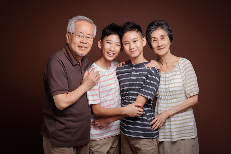 Cindy媽麻一家第三次來拍家庭攝影，今年暑假回台的Cindy媽麻一家，帶著已是青少年的孩子們來拍照，孩子們長大好多了啊，外公外婆也一起來拍全家福，外公外婆實在是太可愛了！這張是外公外婆和兩個孫子的美麗合照！