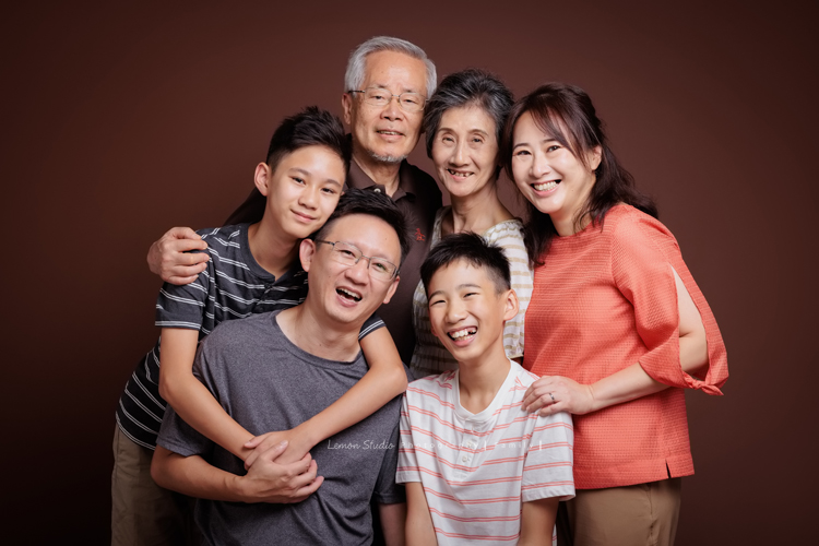 Cindy媽麻一家第三次來拍家庭攝影，今年暑假回台的Cindy媽麻一家，帶著已是青少年的孩子們來拍照，孩子們長大好多了啊，外公外婆也一起來拍全家福，外公外婆實在是太可愛了！這張全家福太可愛了！