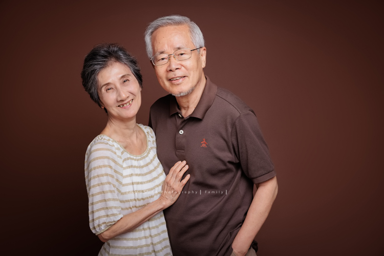 Cindy媽麻一家第三次來拍家庭攝影，今年暑假回台的Cindy媽麻一家，帶著已是青少年的孩子們來拍照，孩子們長大好多了啊，外公外婆也一起來拍全家福，外公外婆實在是太可愛了！這張是外公外婆的合照，兩人太可愛了！