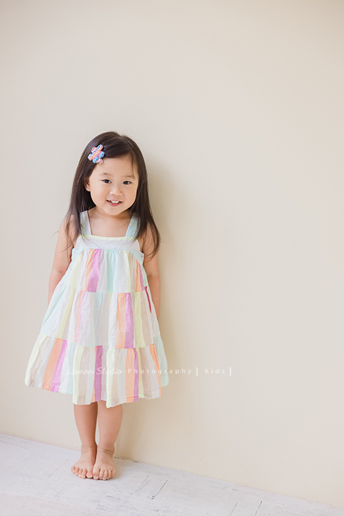 小可愛品希三歲囉！這也是她第三次來拍照！這次品希和媽麻及姨婆們一起來，四人的衣服搭配好美啊，一家人一起美美的一天！這張是品希穿著夏天可愛的小洋裝的個人寶寶寫真照！