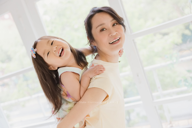 小可愛品希三歲囉！這也是她第三次來拍照！這次品希和媽麻及姨婆們一起來，四人的衣服搭配好美啊，一家人一起美美的一天！這張是媽麻背著品希兩人超可愛的互動照！