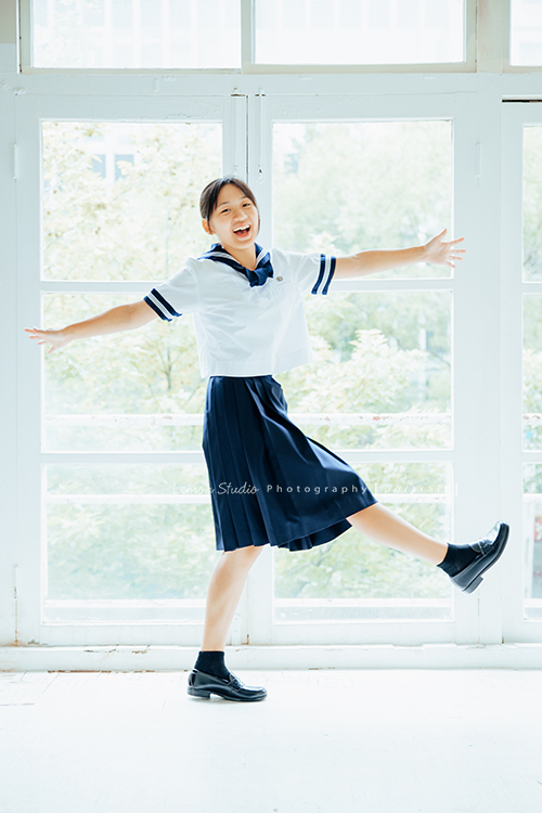 中日混血兒 Aisa這次來拍照，已是婷婷玉立的美女了啊，在日本讀高中的 Aisa，即將至加拿大唸書 ，媽麻帶著 Aisa這次來拍她的個人寫真，拍照現場 Aisa開始隨著音樂跳起舞來，Aisa好會跳舞啊，這張是Aisa穿著高中制服拍照的可愛模樣！
