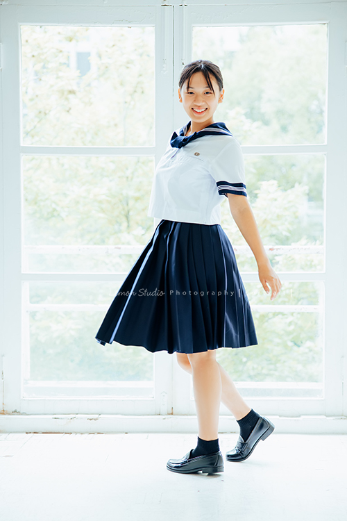 中日混血兒 Aisa這次來拍照，已是婷婷玉立的美女了啊，在日本讀高中的 Aisa，即將至加拿大唸書 ，媽麻帶著 Aisa這次來拍她的個人寫真，拍照現場 Aisa開始隨著音樂跳起舞來，Aisa好會跳舞啊，這張是Aisa穿著高中制服拍照的另一張可愛的相片！