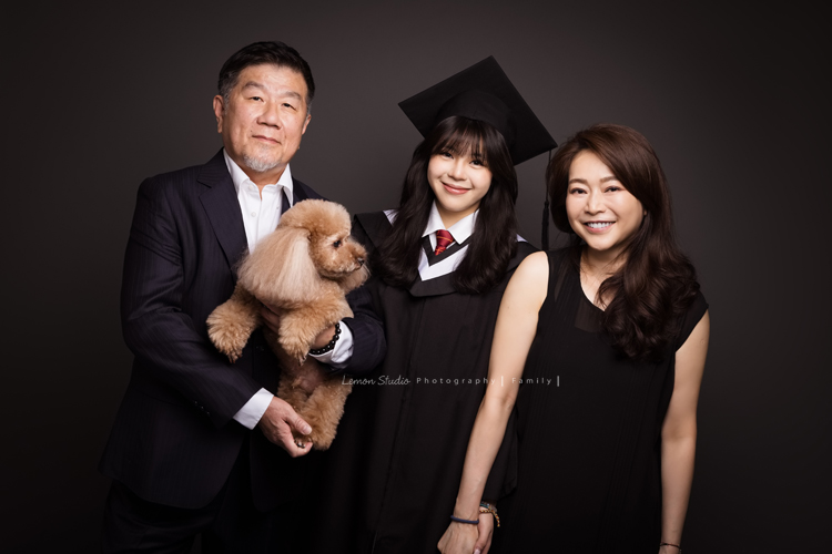 Vida媽麻一家第三次來拍照,這次拍照同時紀念欣恬高中畢業,Vida媽麻總是那麼美麗,欣恬散發著青春無限美好活潑的氣息,在鏡頭前很自然且自在地拍攝著,把許多此時此刻的美好都收藏起來!這張是一家三口美麗的全家福!