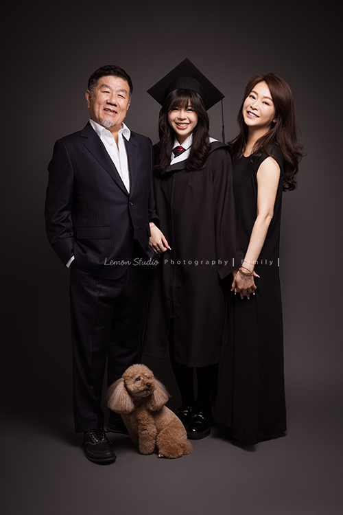 Vida媽麻一家第三次來拍照,這次拍照同時紀念欣恬高中畢業,Vida媽麻總是那麼美麗,欣恬散發著青春無限美好活潑的氣息,在鏡頭前很自然且自在地拍攝著,把許多此時此刻的美好都收藏起來!這張是一家三口加上狗寶貝美麗的全家福!