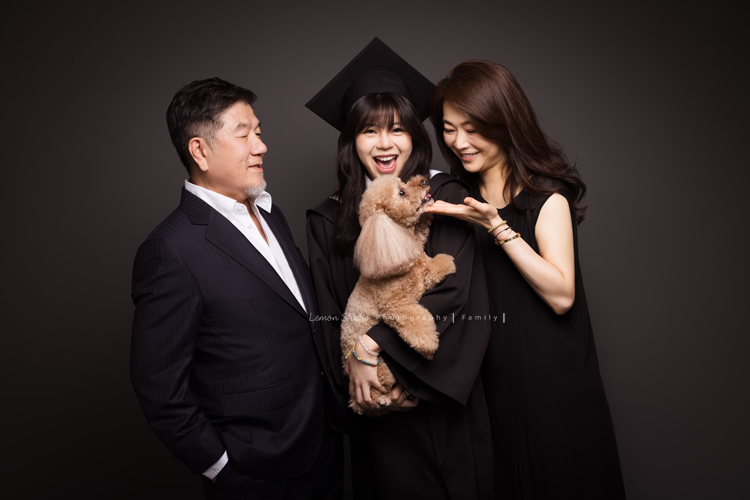 Vida媽麻一家第三次來拍照,這次拍照同時紀念欣恬高中畢業,Vida媽麻總是那麼美麗,欣恬散發著青春無限美好活潑的氣息,在鏡頭前很自然且自在地拍攝著,把許多此時此刻的美好都收藏起來!這張是一家三口及狗寶貝可愛的互動的全家福!