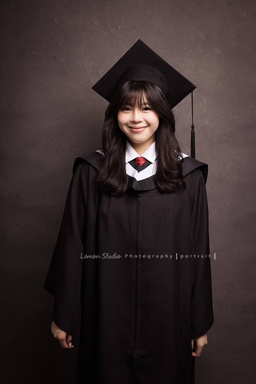 Vida媽麻一家第三次來拍照,這次拍照同時紀念欣恬高中畢業,Vida媽麻總是那麼美麗,欣恬散發著青春無限美好活潑的氣息,在鏡頭前很自然且自在地拍攝著,把許多此時此刻的美好都收藏起來!這張是欣恬的個人高中畢業照!