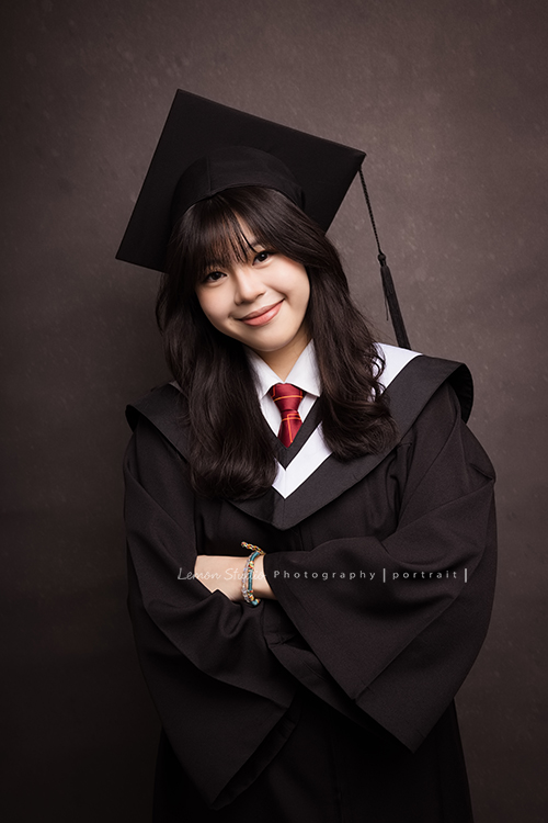 Vida媽麻一家第三次來拍照,這次拍照同時紀念欣恬高中畢業,Vida媽麻總是那麼美麗,欣恬散發著青春無限美好活潑的氣息,在鏡頭前很自然且自在地拍攝著,把許多此時此刻的美好都收藏起來!這張是欣恬手抱胸口的個人高中畢業照!