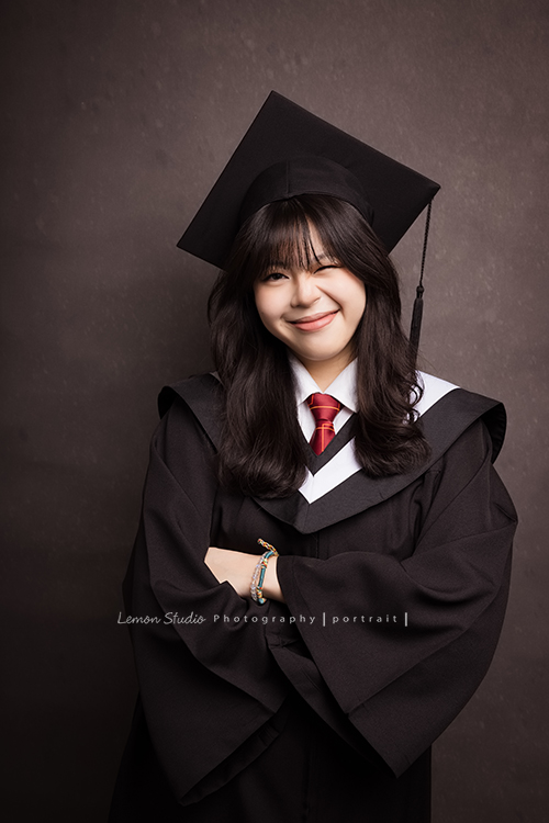 Vida媽麻一家第三次來拍照,這次拍照同時紀念欣恬高中畢業,Vida媽麻總是那麼美麗,欣恬散發著青春無限美好活潑的氣息,在鏡頭前很自然且自在地拍攝著,把許多此時此刻的美好都收藏起來!這張是欣恬的俏皮可愛的個人高中畢業照!