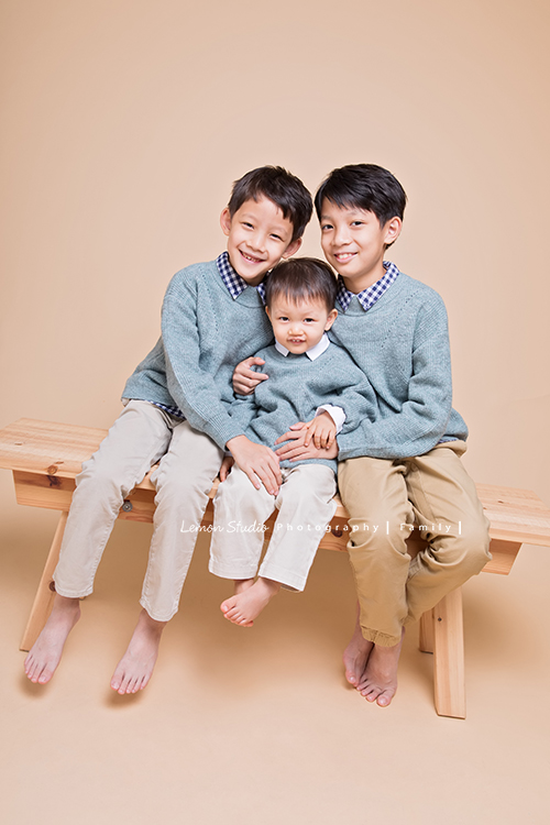 Emily媽麻一家從台中上來拍照,住在男生宿舍的Emily媽麻還是很優雅很美啊,大哥二哥小弟三人感情很好,Emily媽麻把一家人打扮的帥帥地來拍照,這張是三兄弟可愛的合照!