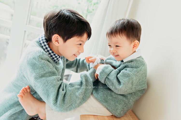 Emily媽麻一家從台中上來拍照,住在男生宿舍的Emily媽麻還是很優雅很美啊,大哥二哥小弟三人感情很好,Emily媽麻把一家人打扮的帥帥地來拍照,這張是大哥跟小弟玩耍的可愛互動合照!