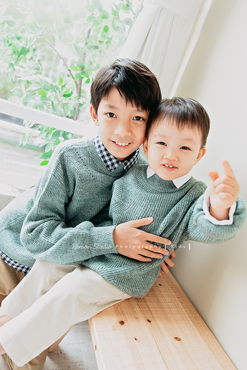 Emily媽麻一家從台中上來拍照,住在男生宿舍的Emily媽麻還是很優雅很美啊,大哥二哥小弟三人感情很好,Emily媽麻把一家人打扮的帥帥地來拍照,這張是大哥抱著小弟的合照!