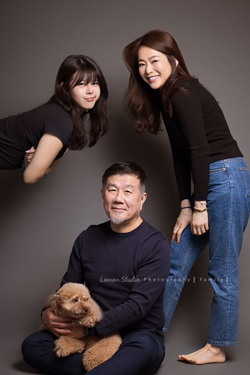 Vida媽麻一家第三次來拍照,這次拍照同時紀念欣恬高中畢業,Vida媽麻總是那麼美麗,欣恬散發著青春無限美好活潑的氣息,在鏡頭前很自然且自在地拍攝著,把許多此時此刻的美好都收藏起來!這張是一家三口可愛的合照!