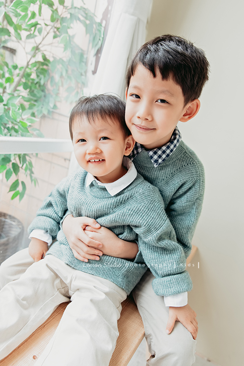 Emily媽麻一家從台中上來拍照,住在男生宿舍的Emily媽麻還是很優雅很美啊,大哥二哥小弟三人感情很好,Emily媽麻把一家人打扮的帥帥地來拍照,這張是二哥抱著小弟的合照!