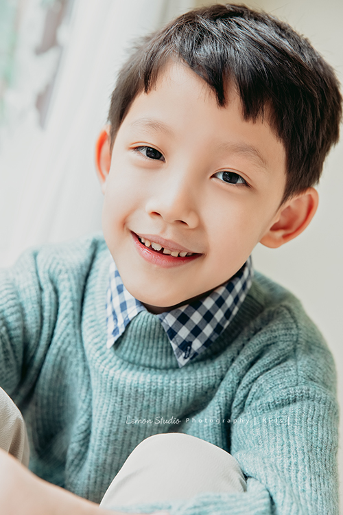 Emily媽麻一家從台中上來拍照,住在男生宿舍的Emily媽麻還是很優雅很美啊,大哥二哥小弟三人感情很好,Emily媽麻把一家人打扮的帥帥地來拍照,這張是二哥帥氣的個人照!