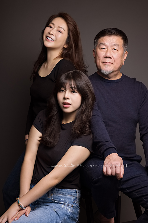 Vida媽麻一家第三次來拍照,這次拍照同時紀念欣恬高中畢業,Vida媽麻總是那麼美麗,欣恬散發著青春無限美好活潑的氣息,在鏡頭前很自然且自在地拍攝著,把許多此時此刻的美好都收藏起來!這張是一家三口充滿著濃厚的藝術氣息的全家福!