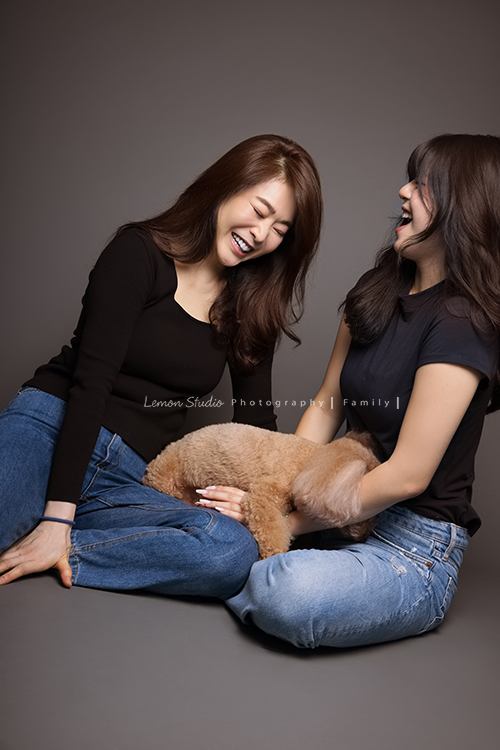 Vida媽麻一家第三次來拍照,這次拍照同時紀念欣恬高中畢業,Vida媽麻總是那麼美麗,欣恬散發著青春無限美好活潑的氣息,在鏡頭前很自然且自在地拍攝著,把許多此時此刻的美好都收藏起來!這張是母女倆人及狗寶貝很可愛自然的互動!