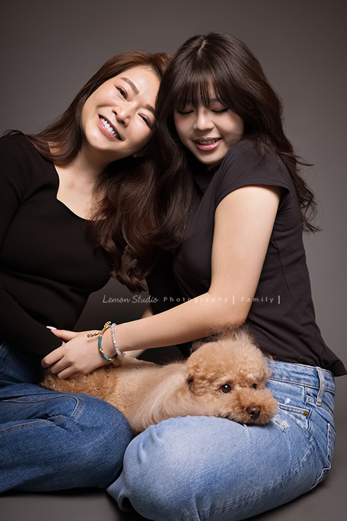 Vida媽麻一家第三次來拍照,這次拍照同時紀念欣恬高中畢業,Vida媽麻總是那麼美麗,欣恬散發著青春無限美好活潑的氣息,在鏡頭前很自然且自在地拍攝著,把許多此時此刻的美好都收藏起來!這張是母女倆人及狗寶貝母女情深的互動!