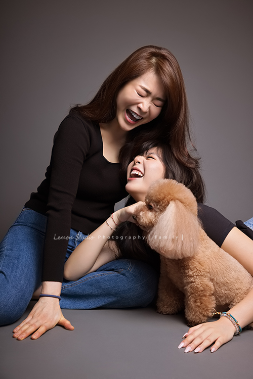 Vida媽麻一家第三次來拍照,這次拍照同時紀念欣恬高中畢業,Vida媽麻總是那麼美麗,欣恬散發著青春無限美好活潑的氣息,在鏡頭前很自然且自在地拍攝著,把許多此時此刻的美好都收藏起來!這張是母女倆人及狗寶貝超有趣的互動!