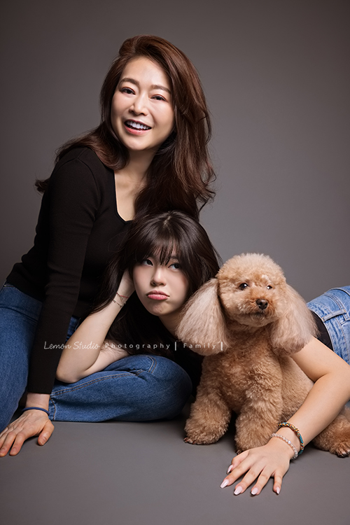 Vida媽麻一家第三次來拍照,這次拍照同時紀念欣恬高中畢業,Vida媽麻總是那麼美麗,欣恬散發著青春無限美好活潑的氣息,在鏡頭前很自然且自在地拍攝著,把許多此時此刻的美好都收藏起來!這張是母女倆人及狗寶貝可愛的互動!