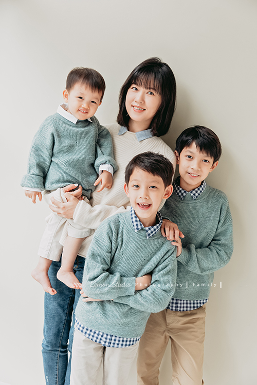 Emily媽麻一家從台中上來拍照,住在男生宿舍的Emily媽麻還是很優雅很美啊,大哥二哥小弟三人感情很好,Emily媽麻把一家人打扮的帥帥地來拍照,這張是Emily媽麻與三個男孩的超美的家庭攝影!