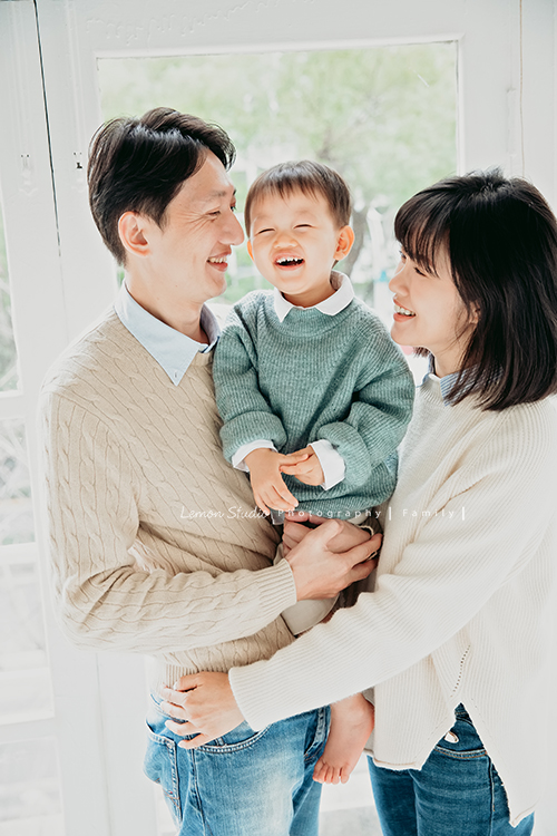 Emily媽麻一家從台中上來拍照,住在男生宿舍的Emily媽麻還是很優雅很美啊,大哥二哥小弟三人感情很好,Emily媽麻把一家人打扮的帥帥地來拍照,這張是爸拔媽麻開心地抱著可愛的小弟的合照!