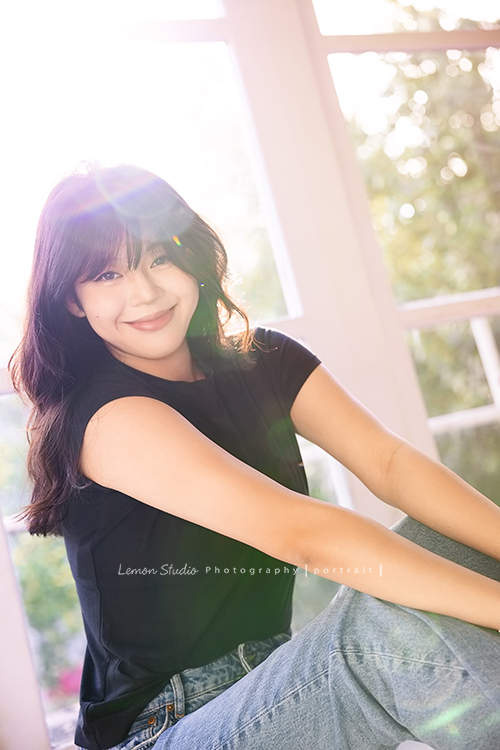 Vida媽麻一家第三次來拍照,這次拍照同時紀念欣恬高中畢業,Vida媽麻總是那麼美麗,欣恬散發著青春無限美好活潑的氣息,在鏡頭前很自然且自在地拍攝著,把許多此時此刻的美好都收藏起來!這張是欣恬個人美麗的寫真照!