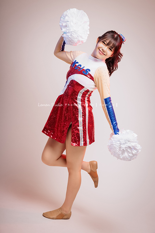 Vida媽麻一家第三次來拍照,這次拍照同時紀念欣恬高中畢業,Vida媽麻總是那麼美麗,欣恬散發著青春無限美好活潑的氣息,在鏡頭前很自然且自在地拍攝著,把許多此時此刻的美好都收藏起來!這張是欣恬穿上啦啦隊隊服的活潑可愛的個人寫真照!