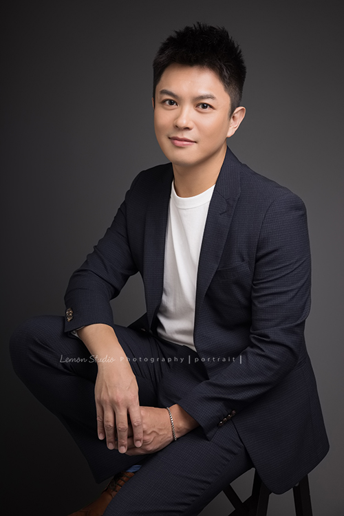 William拍照當天跟著團隊,一起從高雄北上拍形象照,這張是William坐著很有自信地看著鏡頭的形象照!