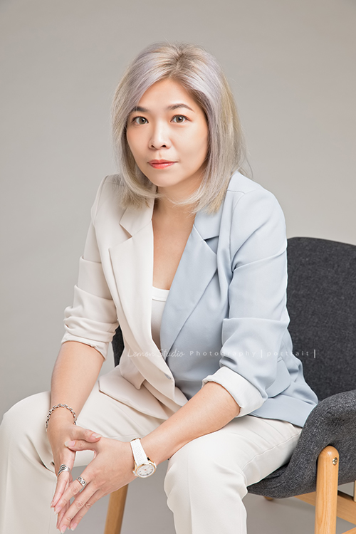 Grace從高雄上來台北拍形象照，Grace是個率真、自信、自帶氣場的人，這張是Grace坐在椅子上很有自信地看著鏡頭的形象照！