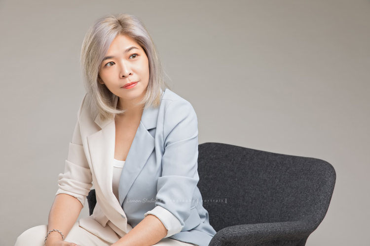 Grace從高雄上來台北拍形象照，Grace是個率真、自信、自帶氣場的人，這張是Grace看著側邊遠方的形象照！
