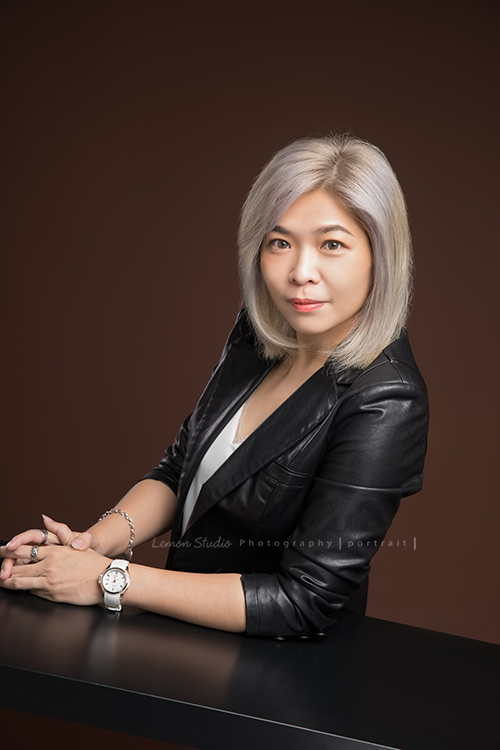 Grace從高雄上來台北拍形象照，Grace是個率真、自信、自帶氣場的人，這張是Grace身穿皮衣、手放在桌上很有自信地看著鏡頭的形象照！