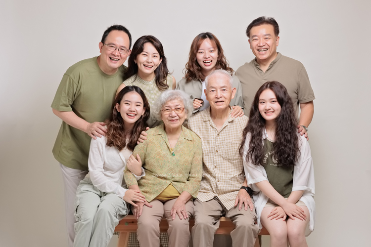 維綱爸拔和妹妹兩家人帶著爸媽一起來拍照，這張是兩家人和爸爸媽媽一起的全家福！