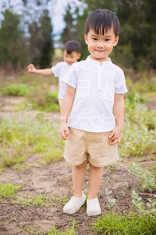 家誼媽麻一家第三次來拍照,家誼媽麻懷著三寶好美啊,雙胞胎哥哥們活潑可愛,且兩人感情好好,一家人在海邊渡過美好的下午,一家人一起期待著三寶的出生,這張是可愛的其中一位哥哥!