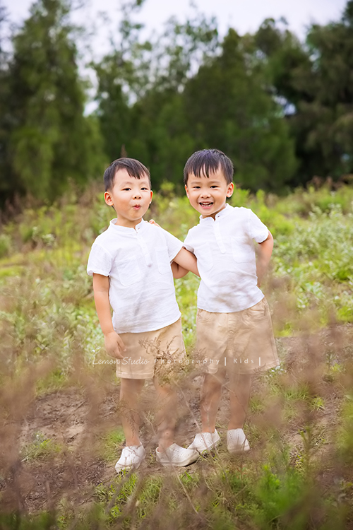 家誼媽麻一家第三次來拍照,家誼媽麻懷著三寶好美啊,雙胞胎哥哥們活潑可愛,且兩人感情好好,一家人在海邊渡過美好的下午,一家人一起期待著三寶的出生,這張是雙胞胎哥哥們在草地上好逗趣的表情的合照!