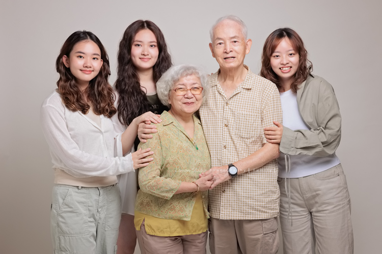 維綱爸拔和妹妹兩家人帶著爸媽一起來拍照，這張是孫女三人和爺爺奶奶的合照！