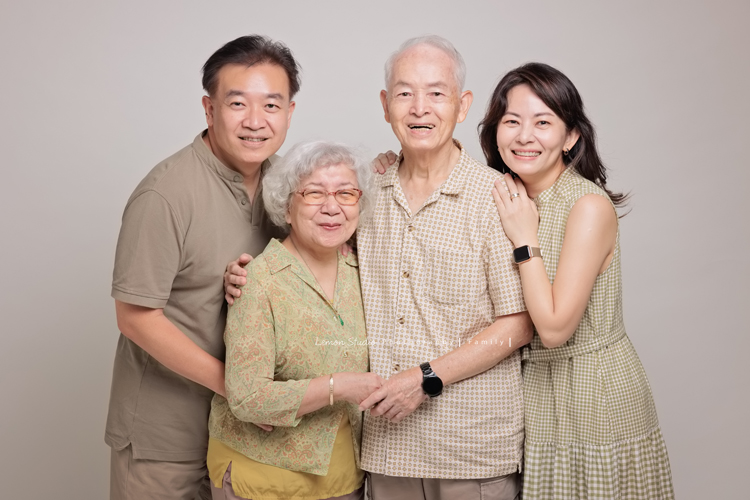 維綱爸拔和妹妹兩家人帶著爸媽一起來拍照，這張是維綱爸拔和妹妹及爸爸媽媽的全家福！