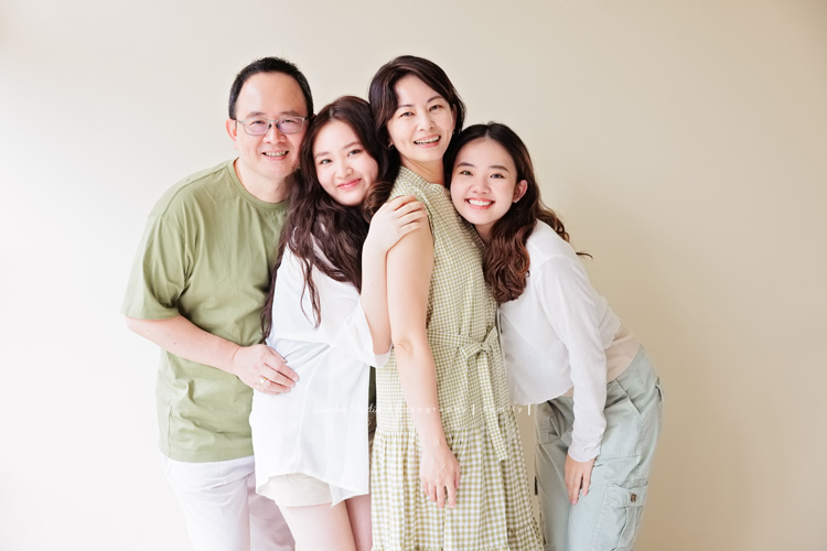 維綱爸拔和妹妹兩家人帶著爸媽一起來拍照，這張是妹妹一家的全家福！