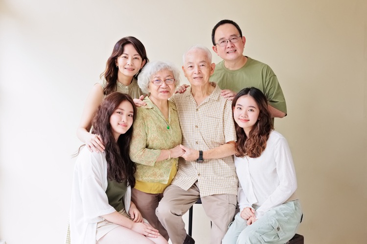 維綱爸拔和妹妹兩家人帶著爸媽一起來拍照，這張是妹妹一家和爸爸媽媽的全家福！