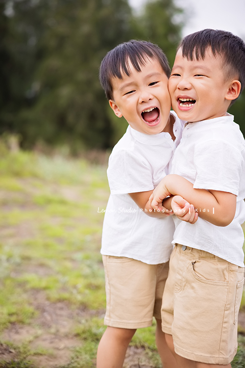 家誼媽麻一家第三次來拍照,家誼媽麻懷著三寶好美啊,雙胞胎哥哥們活潑可愛,且兩人感情好好,一家人在海邊渡過美好的下午,一家人一起期待著三寶的出生,這張是可愛兩位雙胞胎哥哥開心地擁抱著彼此!