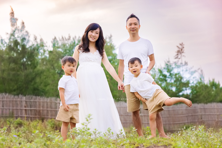 家誼媽麻一家第三次來拍照,家誼媽麻懷著三寶好美啊,雙胞胎哥哥們活潑可愛,且兩人感情好好,一家人在海邊渡過美好的下午,一家人一起期待著三寶的出生,這張是一家人可愛的全家福!兩位哥哥太可愛了!
