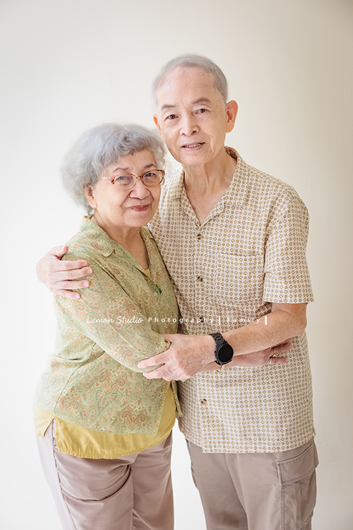 維綱爸拔和妹妹兩家人帶著爸媽一起來拍照，這張是爸爸媽媽兩人的合照！