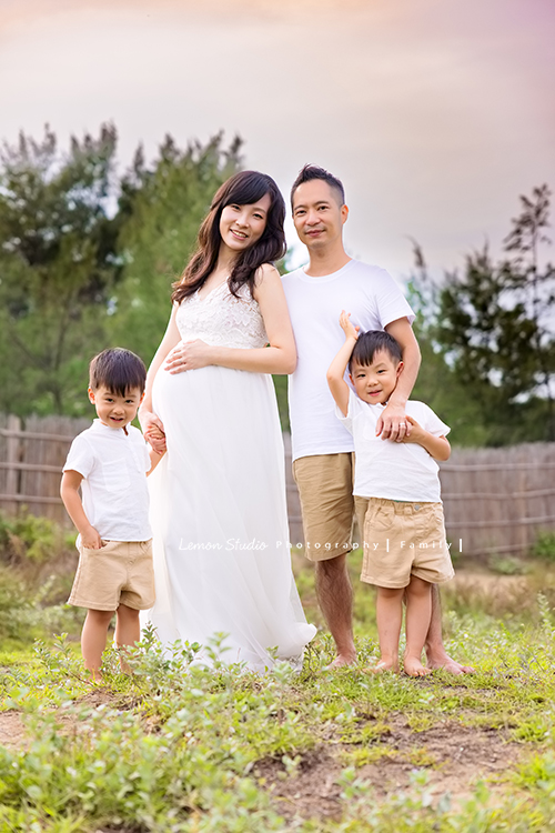 家誼媽麻一家第三次來拍照,家誼媽麻懷著三寶好美啊,雙胞胎哥哥們活潑可愛,且兩人感情好好,一家人在海邊渡過美好的下午,一家人一起期待著三寶的出生,這張是美麗的全家福!