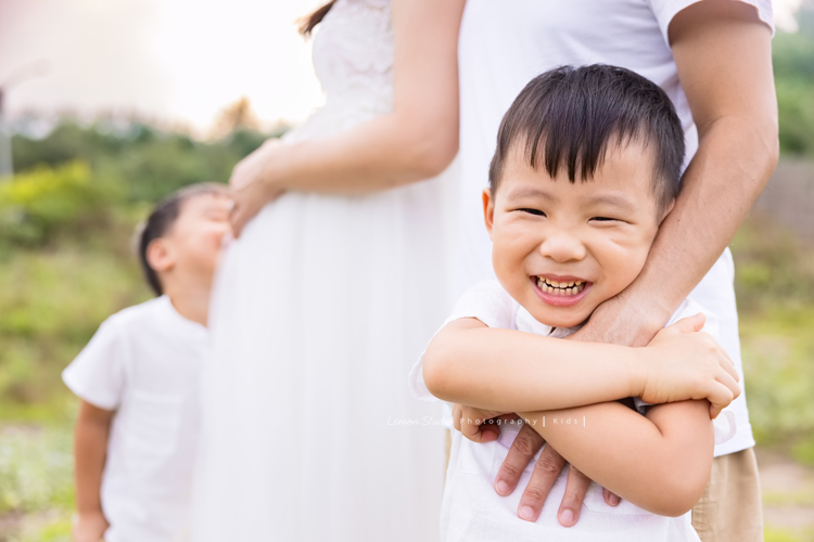 家誼媽麻一家第三次來拍照,家誼媽麻懷著三寶好美啊,雙胞胎哥哥們活潑可愛,且兩人感情好好,一家人在海邊渡過美好的下午,一家人一起期待著三寶的出生,這張是哥哥可愛的獨照!