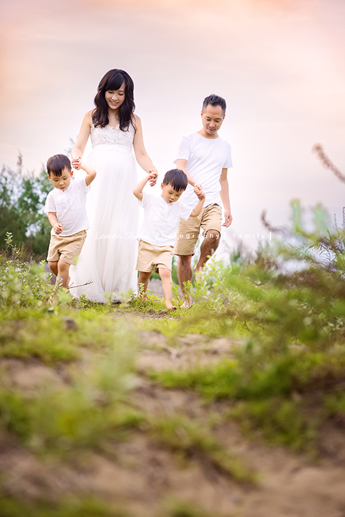 家誼媽麻一家第三次來拍照,家誼媽麻懷著三寶好美啊,雙胞胎哥哥們活潑可愛,且兩人感情好好,一家人在海邊渡過美好的下午,一家人一起期待著三寶的出生,這張是雙胞胎哥哥們牽著爸拔媽麻赤腳走在草地上!