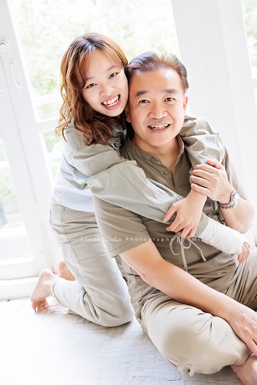 維綱爸拔和妹妹兩家人帶著爸媽一起來拍照，這張是維綱爸拔和女兒兩人的合照！