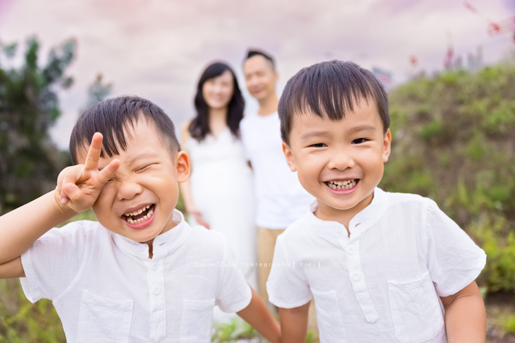 家誼媽麻一家第三次來拍照,家誼媽麻懷著三寶好美啊,雙胞胎哥哥們活潑可愛,且兩人感情好好,一家人在海邊渡過美好的下午,一家人一起期待著三寶的出生,這張是可愛活潑的哥哥們!