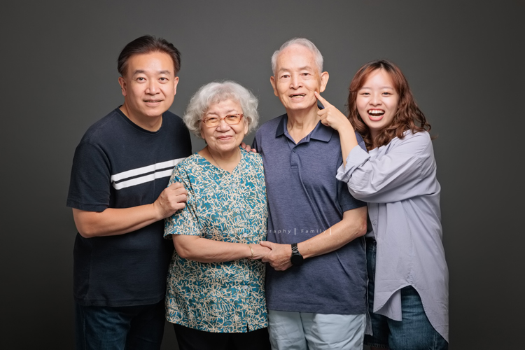 維綱爸拔和妹妹兩家人帶著爸媽一起來拍照，這張是維綱爸拔和女兒及爸媽的合照！