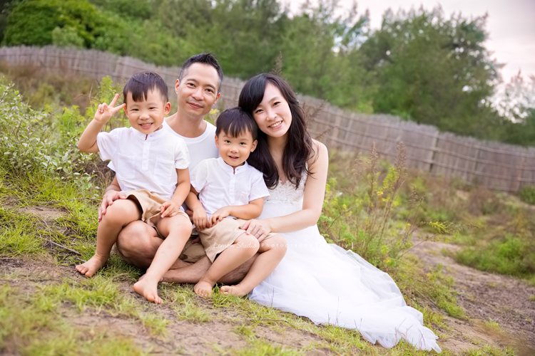 家誼媽麻一家第三次來拍照,家誼媽麻懷著三寶好美啊,雙胞胎哥哥們活潑可愛,且兩人感情好好,一家人在海邊渡過美好的下午,一家人一起期待著三寶的出生,這張是一家人在草地上可愛的全家福!